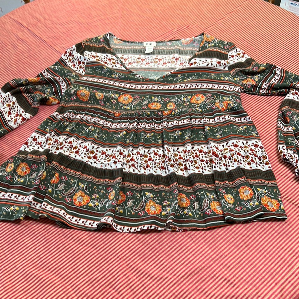 BiBi green/orange floral babydoll v-neck long sleeve top.  Size XL.